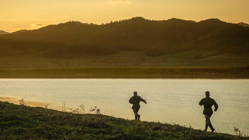 📺 电视剧｜归队 (2025)⭐️ 评分: 0.0 / 地区: CN / 类型: 剧情🎬 导演: 未知👥 主演: 胡军 / 陈靖可 /...📺 共1季 (1集)📖 简介: 从普通抗联战士的成长视角切入，以小见大地反映了自“九一八事变”开始，历时十四年的全民抗战历程中，共产党领导下的东北抗联和东北人民抗击日本帝国主义侵略的最为艰苦卓绝的一段斗争史